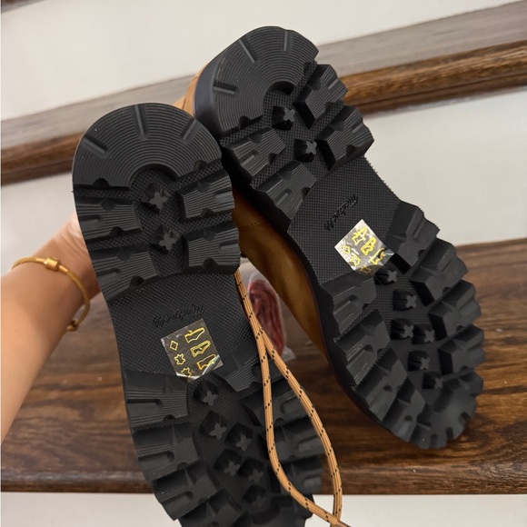 Madewell women’s Tan Hiking Boots - Picture 4 of 7